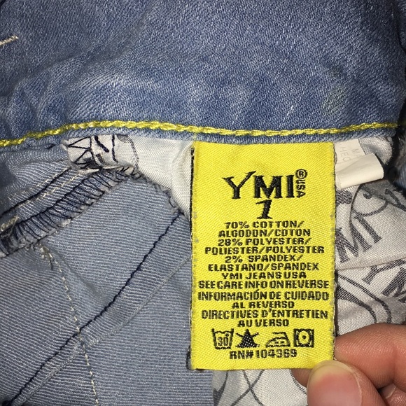 Wanna Betta Butt? Lightwash denim shorts - Picture 3 of 3